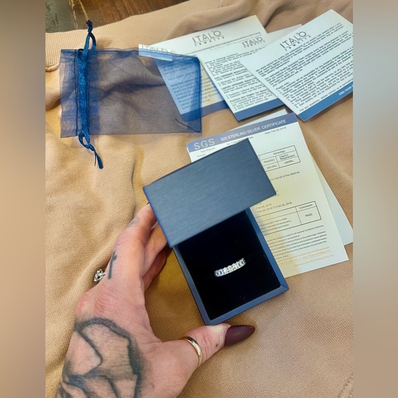 NIB NEVER WORN ITALO OVAL ETERNITY WHITE SAPPHIRE BAND/wedding band Size 6 - Picture 5 of 6